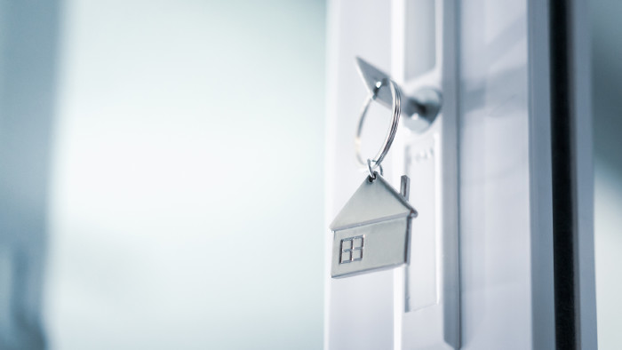 Vorsicht bei Vorauszahlungen ins Ausland © sommart , stock.adobe.com Wohnungstür mit Schlüssel