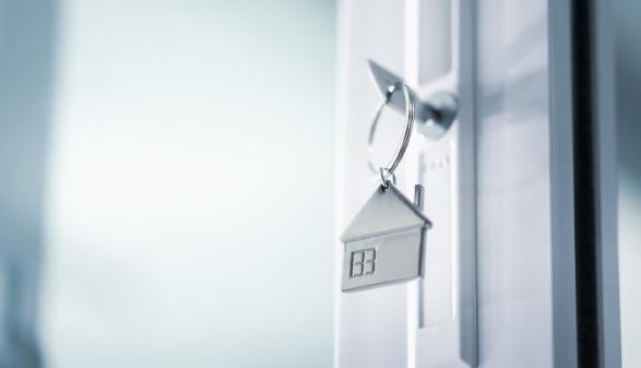 Wohnungstür mit Schlüssel
