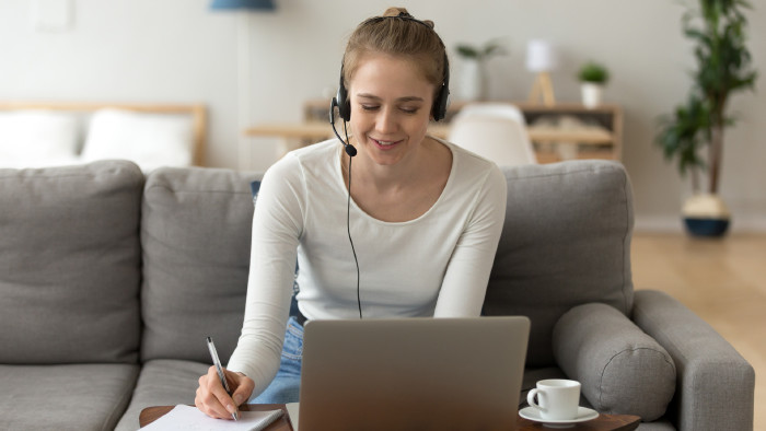 © fizkes , stock.adobe.com Arbeitnehmerin lässt sich online beraten.