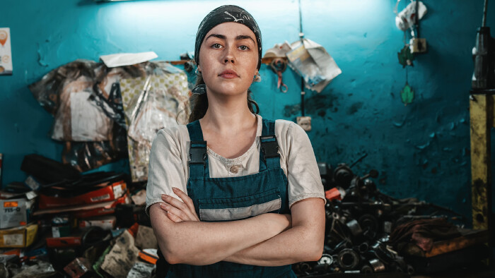 © Kube, stock.adobe.com Junge Mechanikerin in der Werkstatt