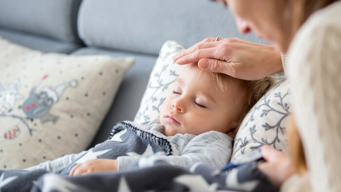 © Tomsickova, stock.adobe.com Mama schaut nach ihrem kranken Kind.