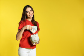 Mädchen mit Geld und Sparschwein